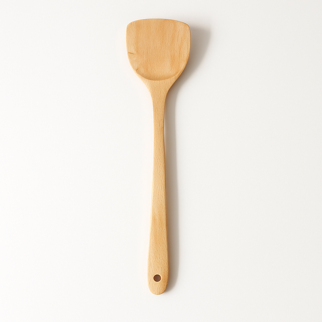 Spatule en bois naturel douce et durable, idéale pour cuisiner sans abîmer poêles et casseroles.