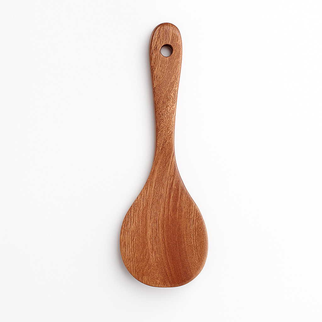 Spatule en bois naturel lisse avec manche ajouré, idéale pour cuisiner sans abîmer les ustensiles.