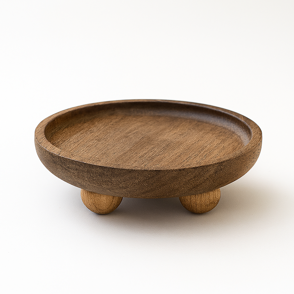 Plateau de présentation en bois naturel à pieds ronds, design élégant et fonctionnel pour servir et décorer.