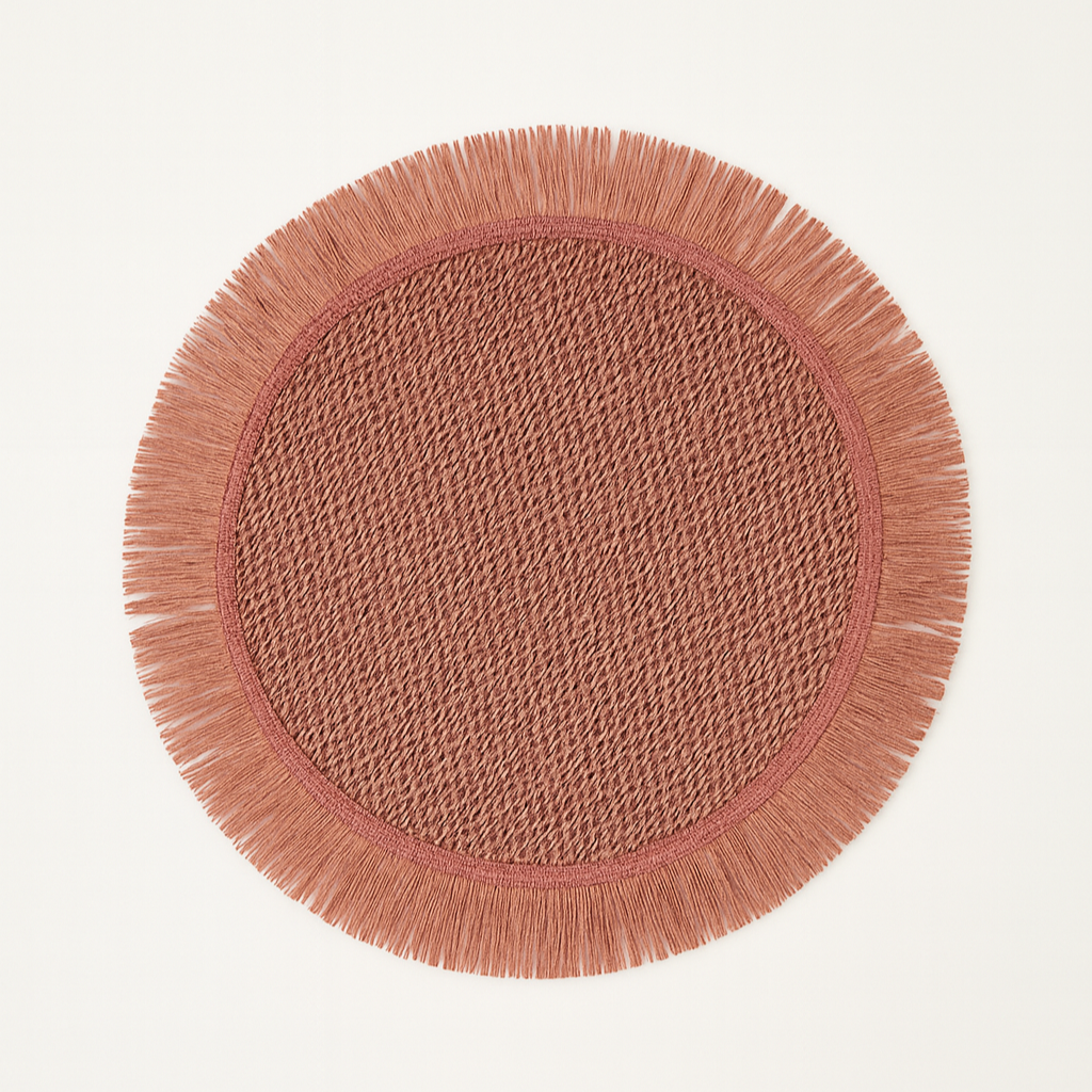 Set de 4 dessous de plat ronds en papier tissé marron avec franges décoratives pour protection de table.