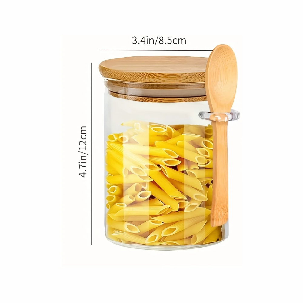 Bocaux en verre transparent avec couvercle en bois et cuillère intégrée, parfait pour conserver pâtes et ingrédients secs.