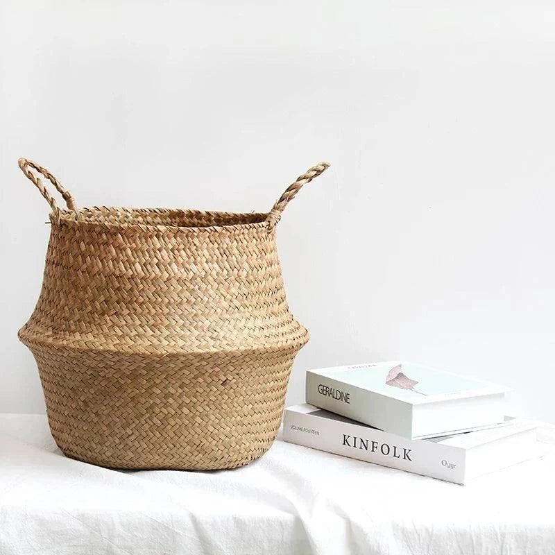 Panier en jonc de mer naturel et léger pour rangement élégant et fonctionnel.