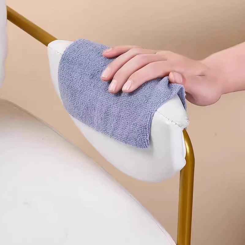 Chiffon réutilisable en microfibre absorbant pour nettoyage efficace des surfaces et meubles.