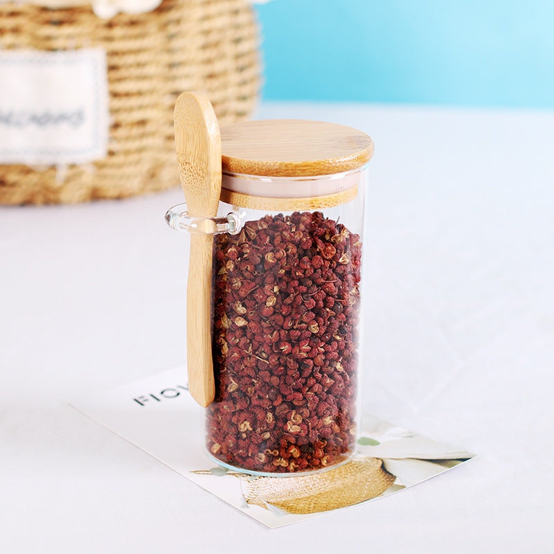 Bocal en verre avec couvercle et cuillère en bois rempli d'épices rouges pour cuisine organisée et esthétique