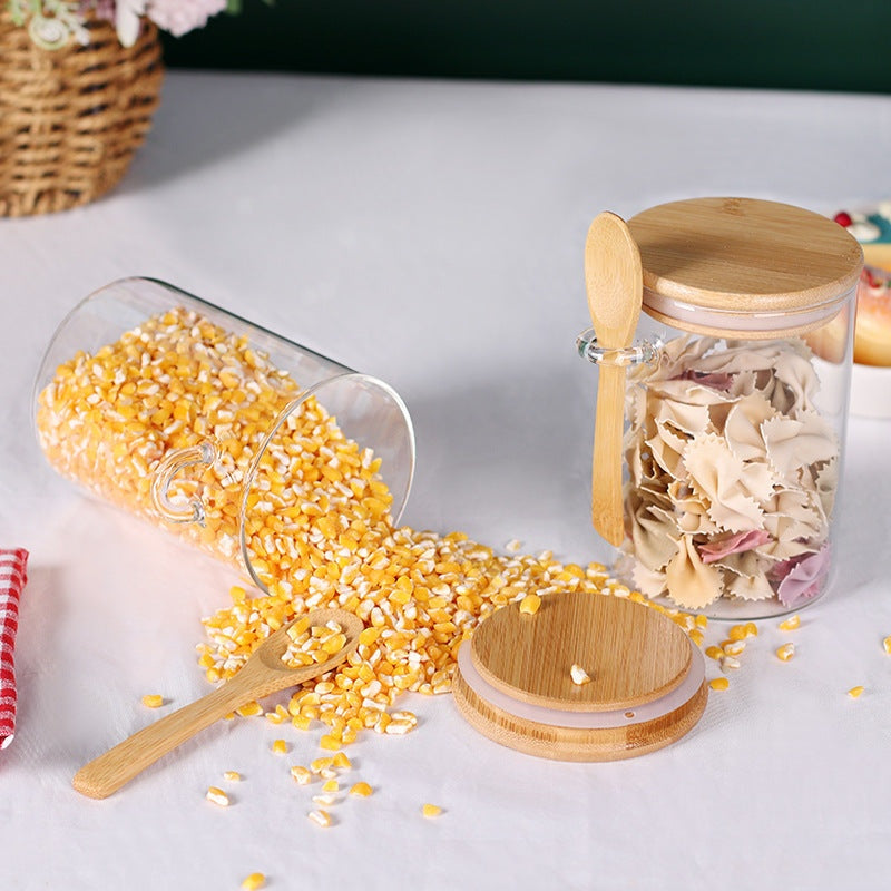 Bocaux en verre avec couvercles en bois et cuillères intégrées pour conserver grains et pâtes avec style.