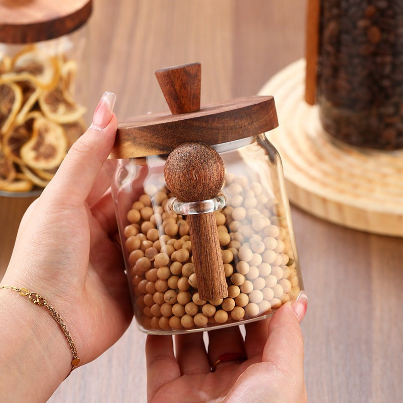 pots en verre transparents avec couvercles et cuillères en bois pour rangement épices et graines