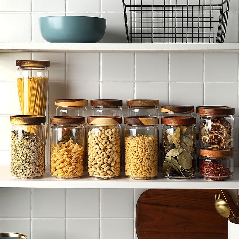 Bocal en verre transparent avec couvercle en bois pour rangement élégant d'ingrédients secs en cuisine