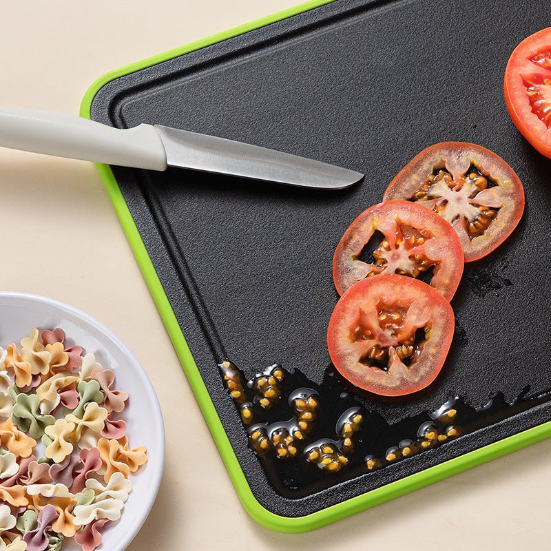 Planche à découper 4 en 1 multifonction avec bord vert, coupe tomate et couteau en acier inoxydable, surface résistante et facile à nettoyer.