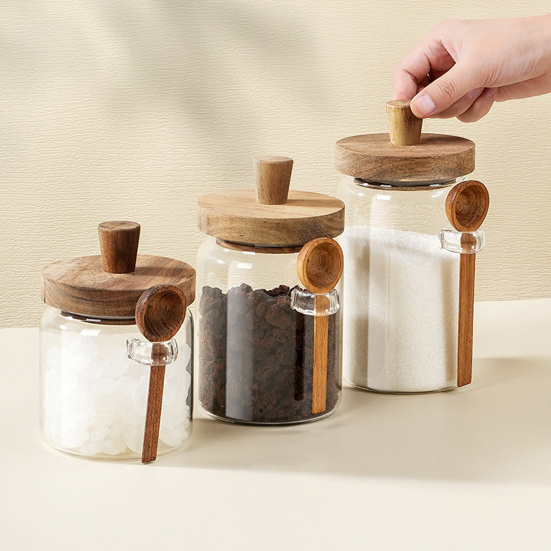 Pots en verre avec cuillères en bois