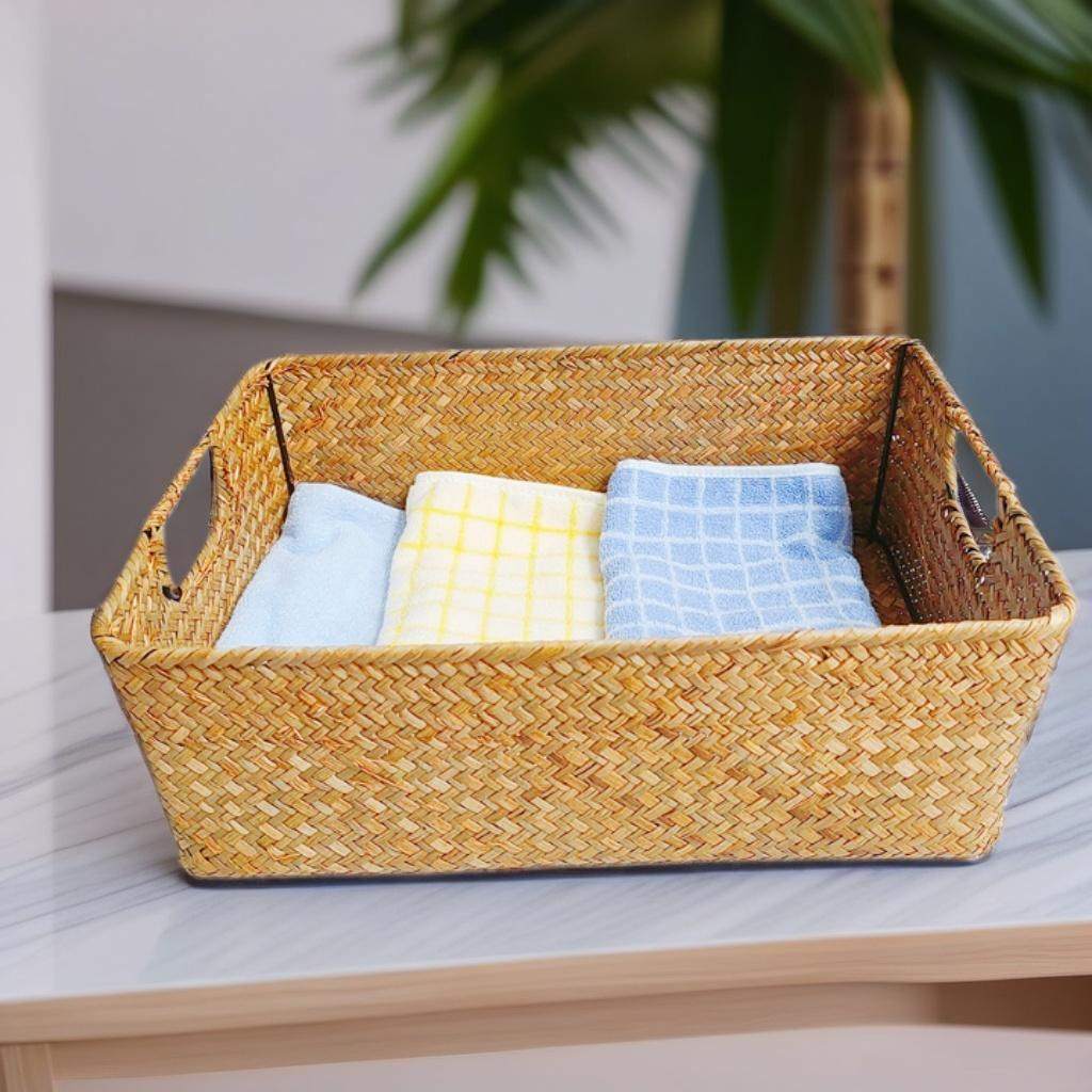 Panier en osier tressé naturel avec serviettes colorées, léger et pratique pour rangement intérieur élégant
