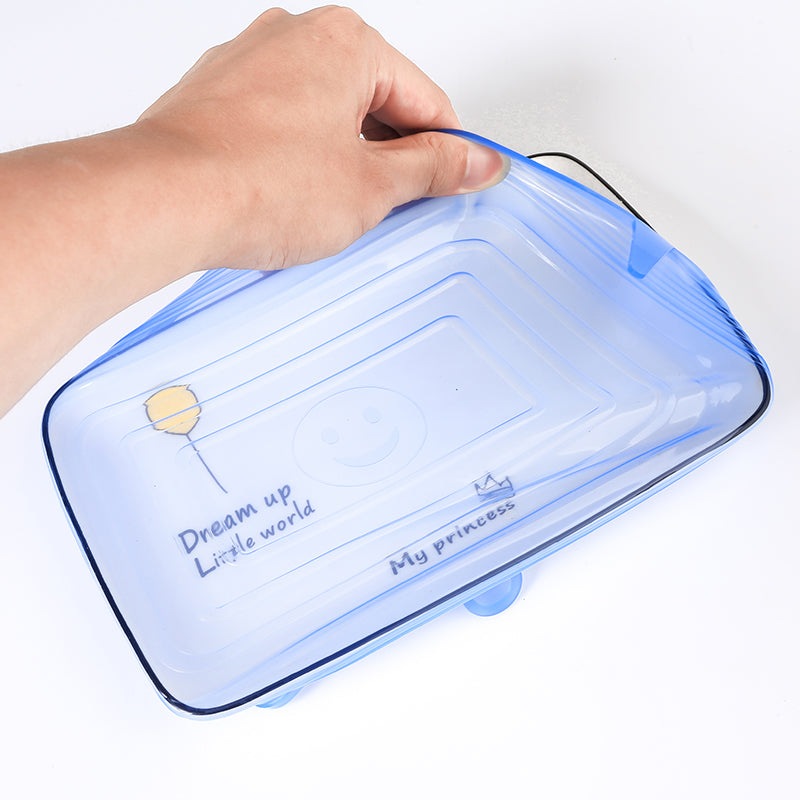 main tenant un couvercle silicone extensible bleu transparent pour récipient rectangulaire, lot de 6 pièces éco-responsable et réutilisable