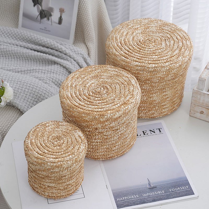 Panier en osier avec couvercle pour rangement élégant et naturel, léger et pratique à déplacer.