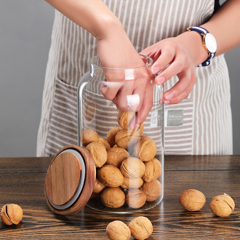 Bocal en verre grande capacité 2,5L avec couvercle en bois, rempli de noix, design transparent pratique pour la conservation des aliments.