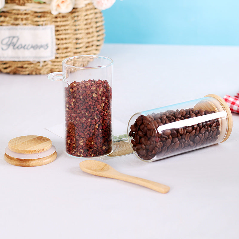Bocaux en verre transparents avec cuillère et bouchon en bois pour stocker café et épices.