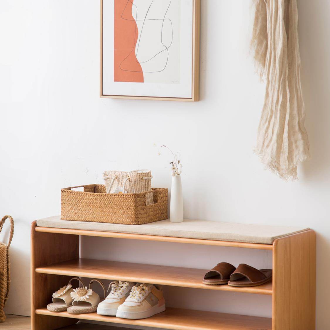 Panier en osier naturel tressé, léger et pratique pour ranger accessoires et décorer avec charme un intérieur.