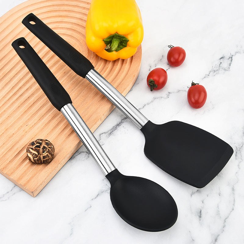 Ustensiles de cuisine en silicone 4 pièces résistants à la chaleur avec manche inox et tête noire, adaptés aux casseroles anti-adhésives.