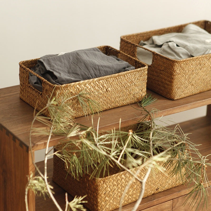 Panier en osier rectangulaire avec tressage naturel, léger et pratique, rangement idéal pour textiles et accessoires, décoration chaleureuse.