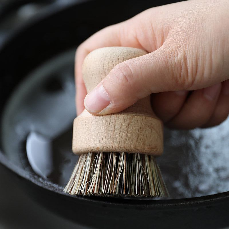 Brosse à vaisselle en bambou avec poignée en bois et fibres robustes pour un nettoyage doux et efficace sans plastique.