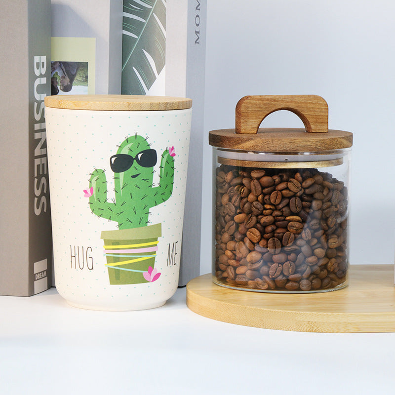 Bocal en verre transparent avec couvercle en bois à anse, rempli de grains de café, design fonctionnel et naturel pour cuisine organisée