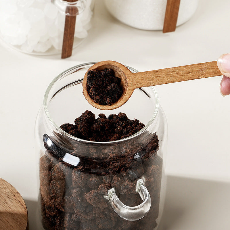 Pots en verre avec cuillères en bois