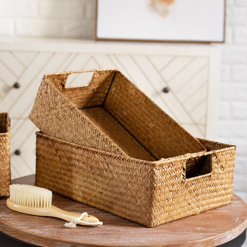 Panier en osier tressé naturel avec couvercle et poignées, idéal pour rangement intérieur pratique et décoratif