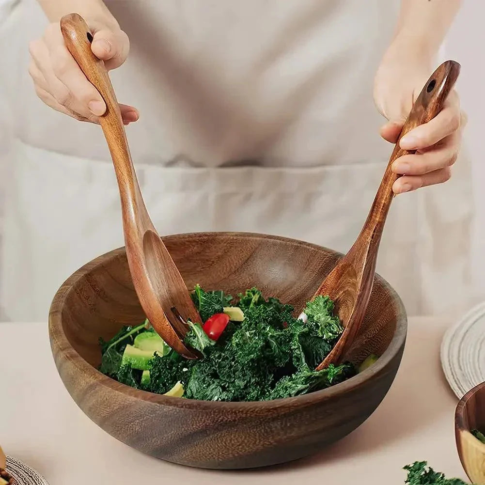 Saladier en bois naturel d’acacia avec couverts assortis pour salade fraîche