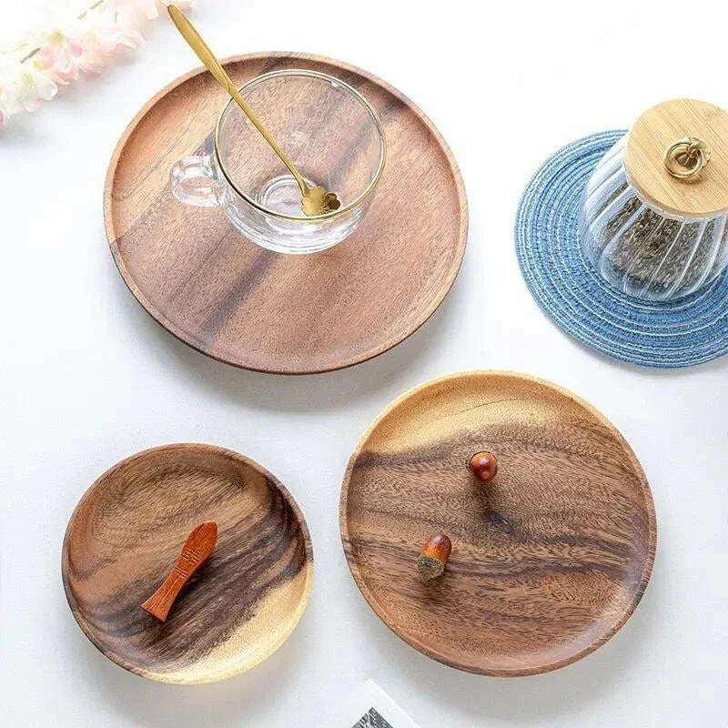 Plateaux ronds en bois naturel avec motifs uniques, parfaits pour servir ou décorer avec élégance