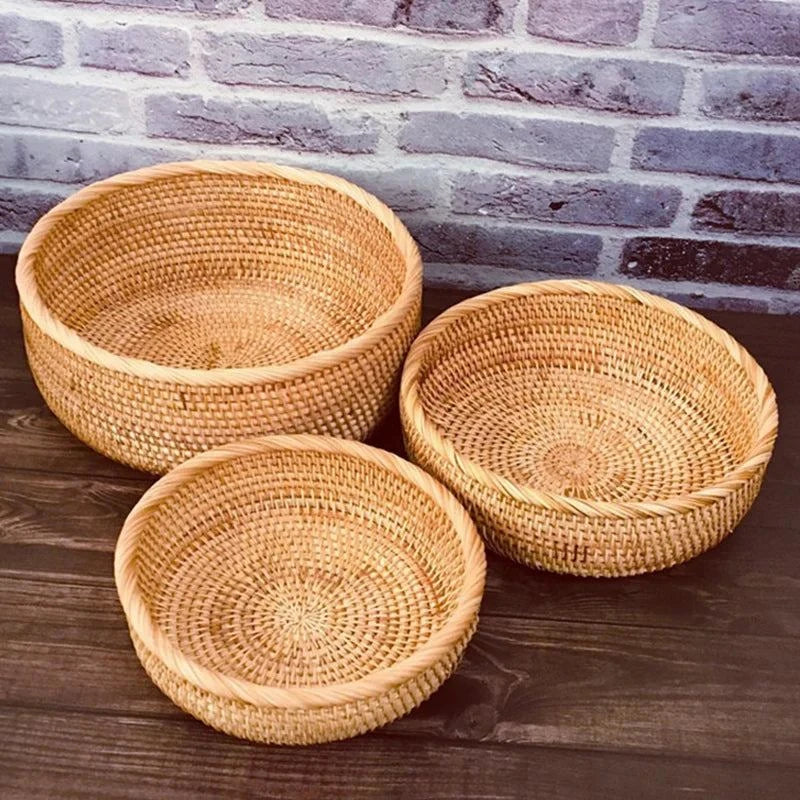 Panier à fruit en rotin naturel tressé, léger et décoratif pour cuisine.