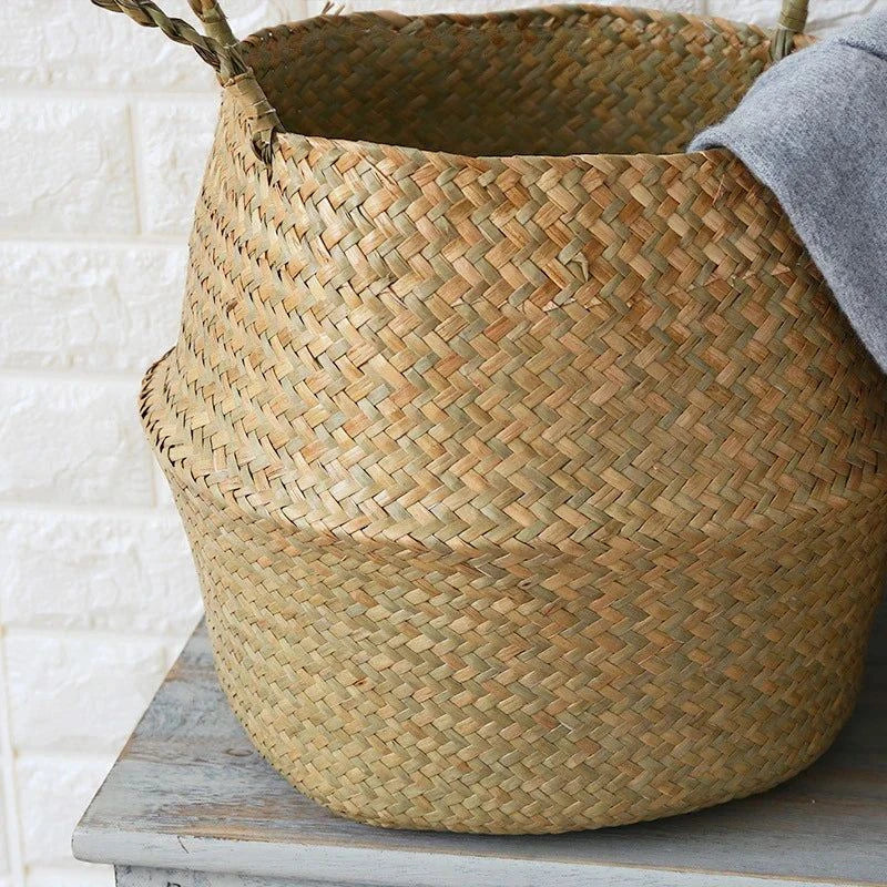 Panier en jonc de mer naturel tressé, léger et résistant, idéal pour ranger avec style et simplicité.