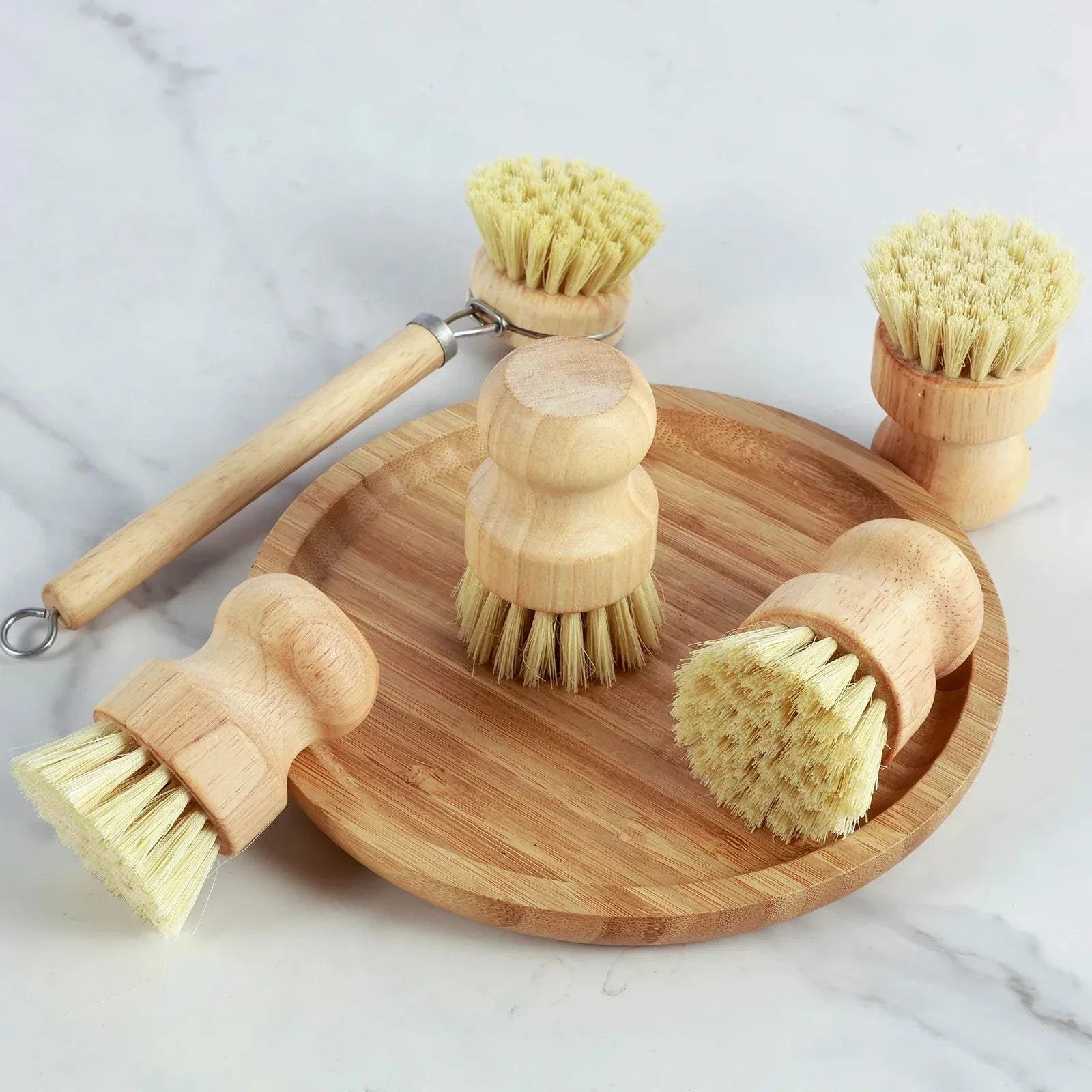 Set de brosses à vaisselle en bambou durable avec fibres naturelles sur plateau en bois écologique