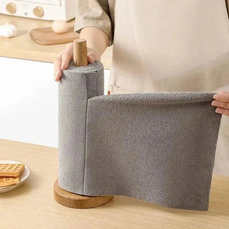 essuie-tout réutilisable en microfibre gris pour cuisine écologique sur rouleau en bois