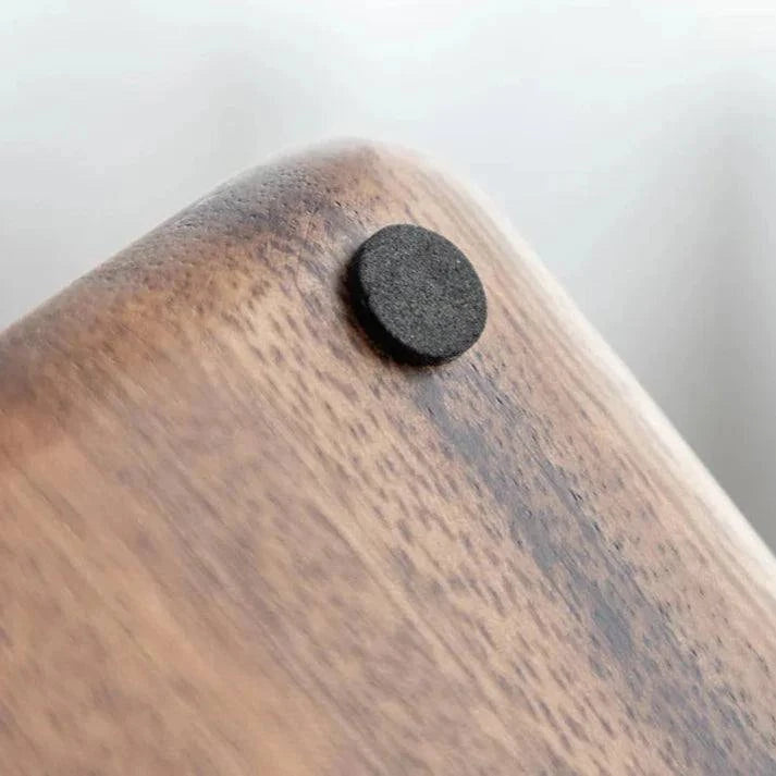 Plateau rectangulaire en bois naturel avec patin antidérapant pour un usage durable et élégant.