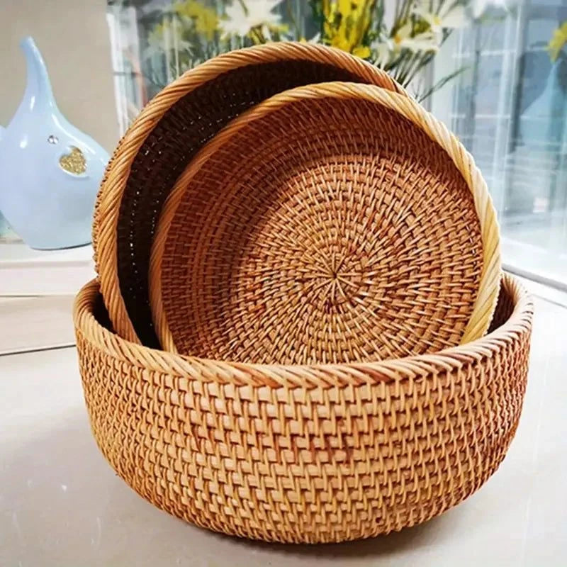 Panier à fruit en rotin tressé naturel, léger et design aéré pour décoration de cuisine chaleureuse.