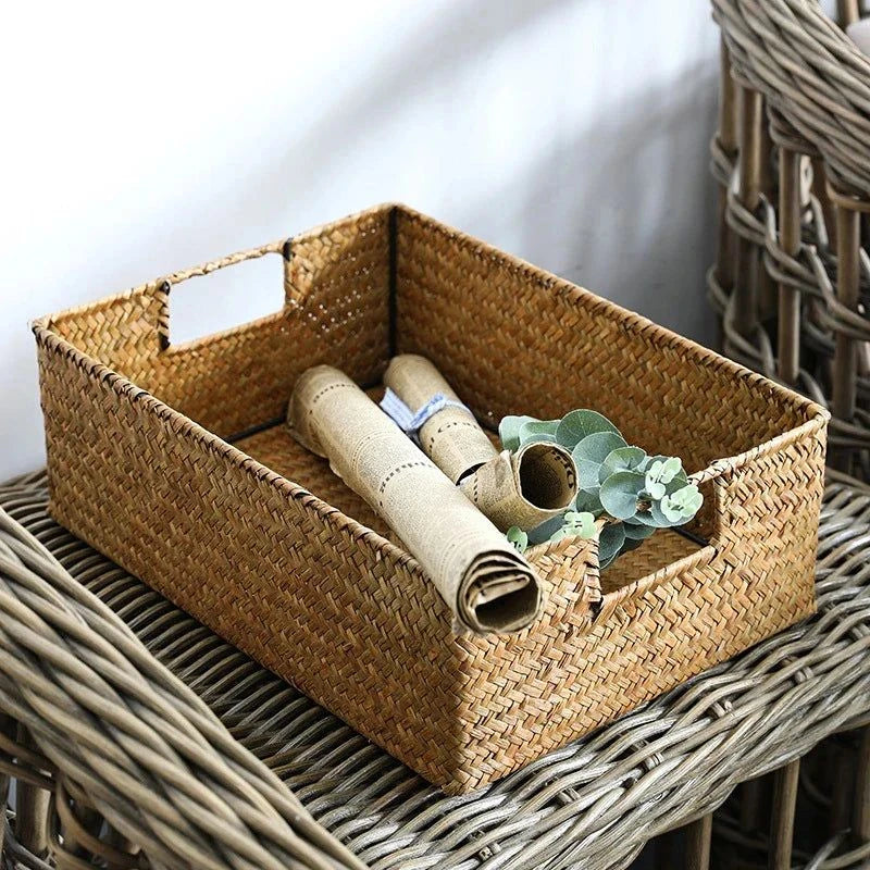 Panier en osier tressé naturel, léger et pratique pour ranger torchons, fruits et accessoires avec charme.