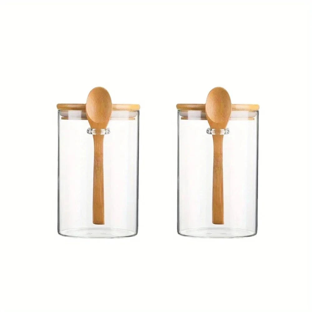 Bocaux en verre transparents avec cuillères et bouchons en bois pour stocker ingrédients naturels.