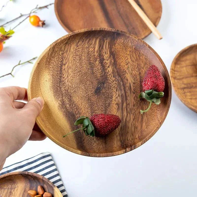 Plateau rond en bois naturel avec fraises, design intemporel et durable, parfait pour servir et décorer.