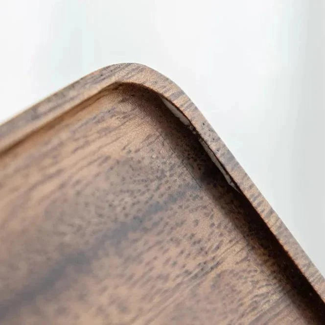 plateau rectangulaire en bois naturel avec finition lisse et design épuré, idéal pour servir ou décorer la maison