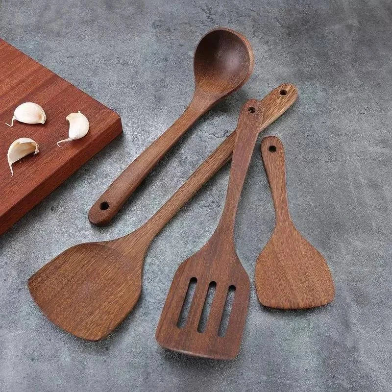 Spatule en bois naturel avec design élégant, douce et durable pour cuisiner sans abîmer les poêles.