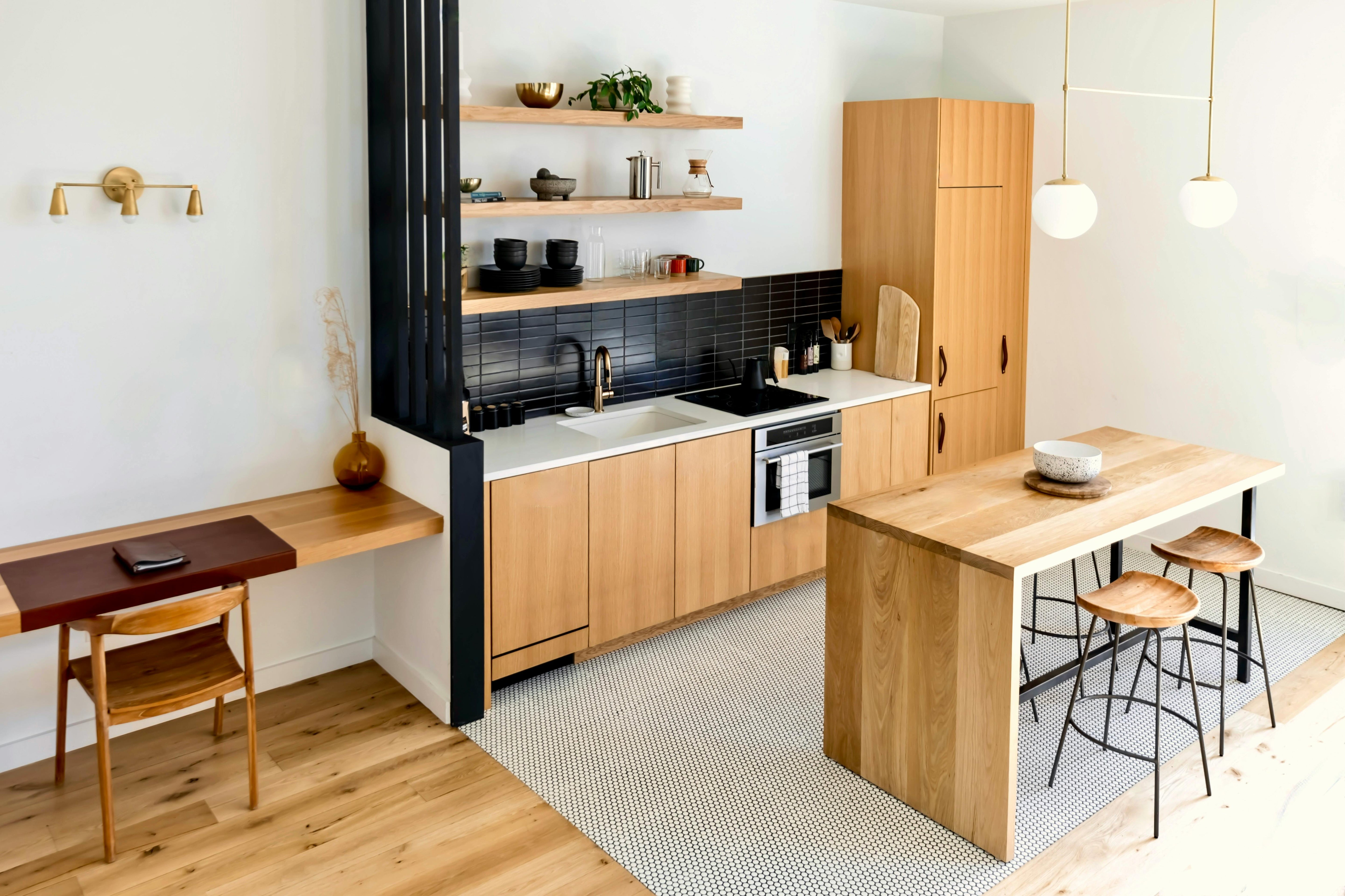 Créer un îlot central qui fait aussi table à manger : 5 idées pratiques et stylées