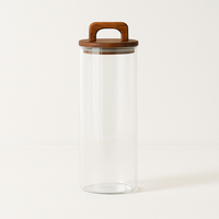 Bocal en verre transparent avec couvercle en bois et anse, idéal pour ranger ingrédients secs et décorer la cuisine.