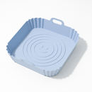 Moule en silicone bleu anti-adhésif et réutilisable pour airfryer, souple et léger, idéal pour cuisiner proprement légumes et gâteaux.