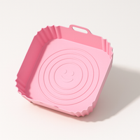 moule en silicone anti-adhésif et réutilisable pour airfryer de couleur rose avec poignée ergonomique