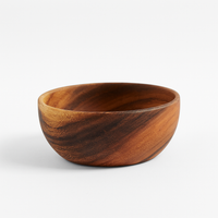 Saladier en bois naturel d’acacia avec veinage unique, résistant et facile à entretenir.