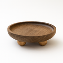 Plateau de présentation en bois naturel à pieds ronds, design élégant et fonctionnel pour servir et décorer.