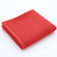 Torchon de cuisine en coton rouge texture nid d'abeille