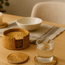 Sous-verres en rotin naturel, lot de 6, protection élégante pour table en bois.