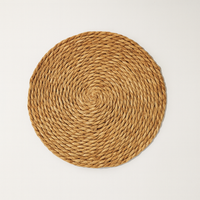 set de table rond en rotin tressé à la main, naturel et durable pour protéger la table