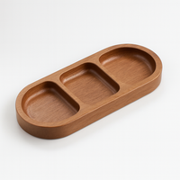 Plateau rectangulaire en bois massif avec compartiments pour apéritifs et décoration élégante