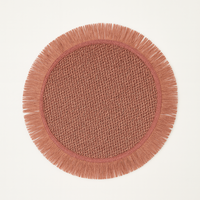 Set de 4 dessous de plat ronds en papier tissé marron avec franges décoratives pour protection de table.