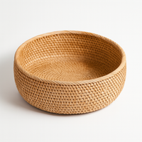 Panier à fruit en rotin tressé naturel, léger et design aéré, idéal pour une décoration cuisine chaleureuse et pratique.